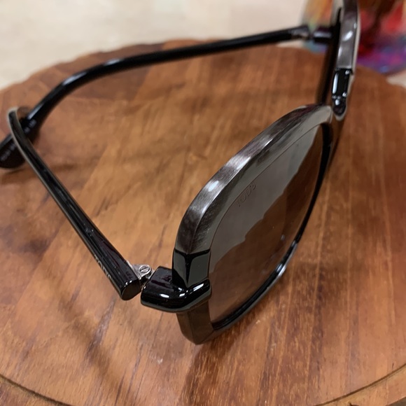 NWOT TODS SUNGLASSES JACKIE O STYLE BLACK AND GUNMETAL COLORS LIGHTWEIGHT - Picture 4 of 11